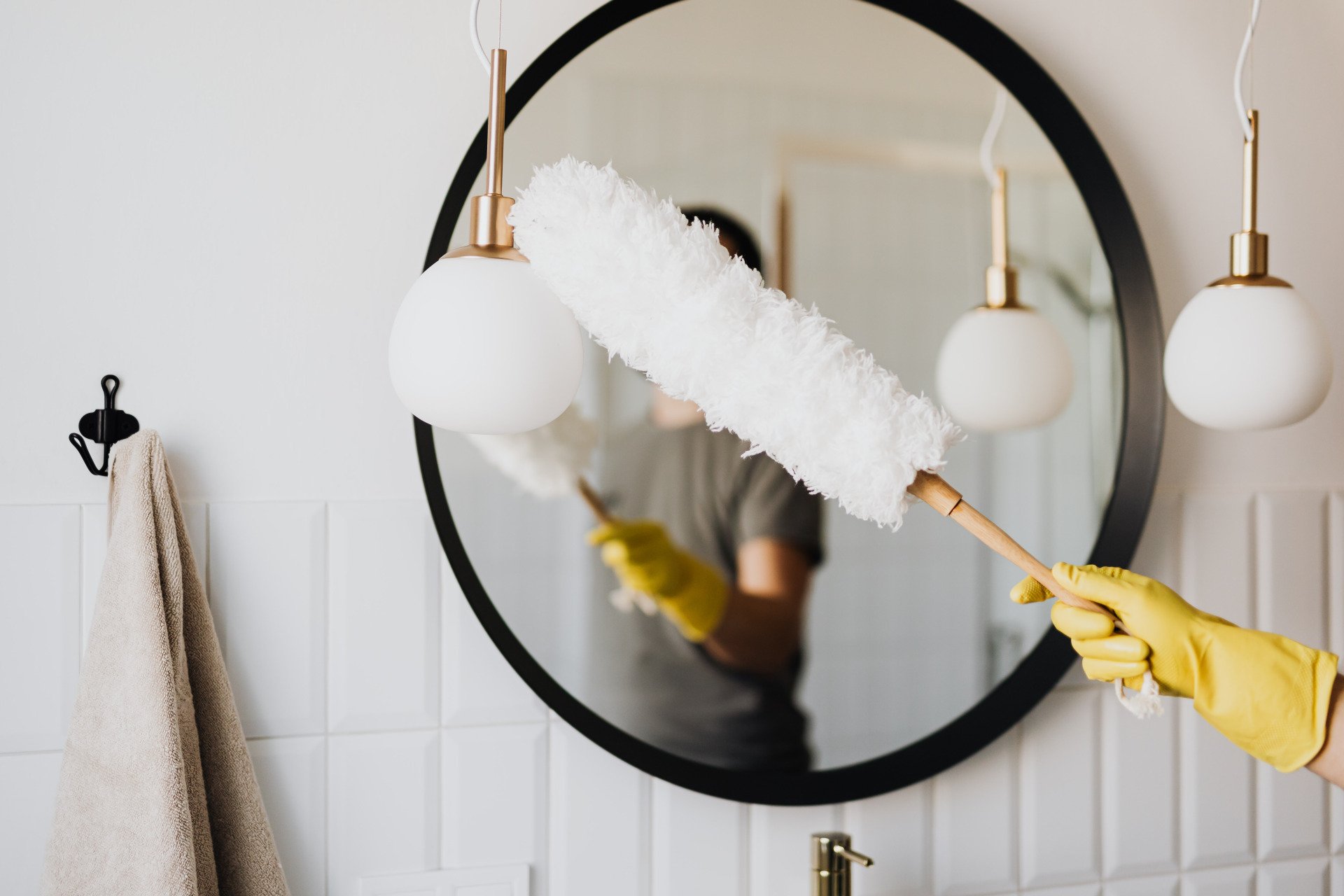 Cleaning mirror